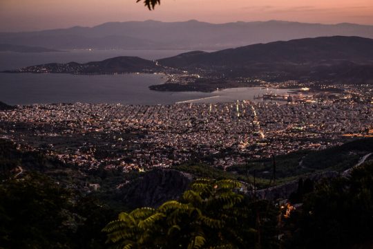 Το λιμάνι του Βόλου λίγο μετά το ηλιοβασίλεμα, αν και η κατάσταση όπως έχει διαμορφωθεί με τους χειρισμούς του Υπερταμείου θυμίζει λίγο το «νύχτωσε χωρίς φεγγάρι»